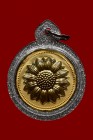 【正牌】屈哈瑪塔主廟 大法會 阿贊巴素大師 龍婆Kim大師 太陽花佛牌 金邊款 連閃銀邊防水殼 (No.29290)