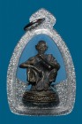 【正牌】寺廟屈班麗 龍婆冠大師 2537 自身小立尊 配戴型 連閃銀色邊防水殼(NO.29962)