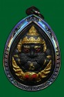 【正牌】寺廟屈破錫鐵 2556 龍婆絕大師 拉胡天神佛牌(20枝符通版) 配戴型 連銀色鐳射防水殼(NO.30029)