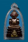 【陰料】寺廟屈啦戴 龍婆Win裕大師/帕阿贊孫大師 古曼童 小立尊 連閃銀色邊防水殼(NO.29324)