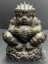 【泰國佛像】寺廟屈勁格田 龍婆編大師 哈努曼抱糖【5寸高】供奉型 (No.29793)