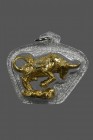 【正牌】清邁高僧古巴旁舌大師 擋降牛(金色)  連閃銀色邊防水殼(No.29807)