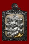 泰國佛牌 阿贊迪猜師傅 九尾狐仙牌佛 配戴型 連黑銀色邊防水殼(No.25309)