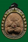 【正牌】寺廟屈班麗 龍婆冠大師 必打佛牌後招財蜘蛛 配戴型 連金色鐳射防水殼(NO.29201)