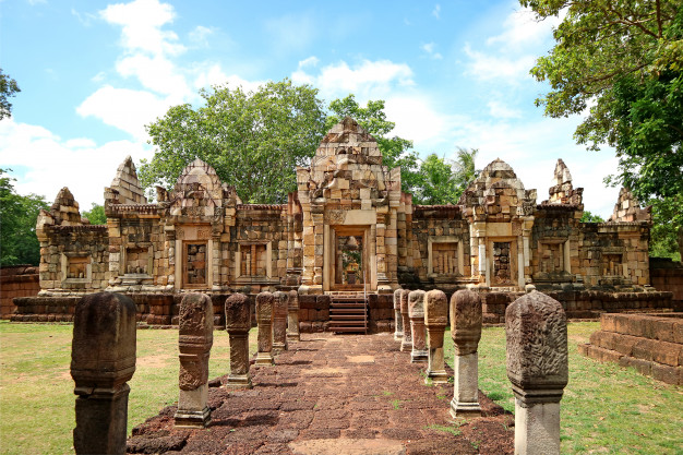 beautiful-doorway-outer-wall-prasat-sdok-kok-thom-khmer-temple-thailand-76000-3151.jpg