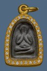 【正牌】寺廟屈朗夾 龍婆沙礦大師 2524 必打佛牌 配戴型 附驗證卡連意大利金鑽防水殼(No.30394)